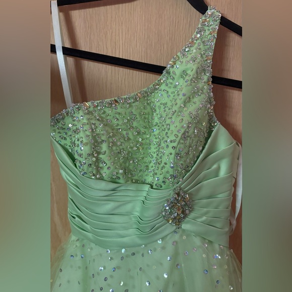 Grad/Prom Dress - Picture 2 of 4